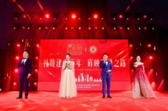 妮可·基德曼新剧首映 身穿大胆露背装性感美艳